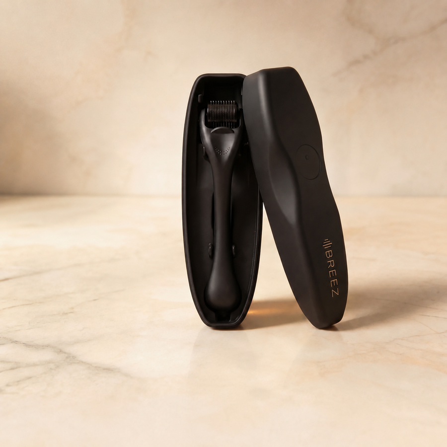 Dermaroller BREEZ dans son étui de protection ouvert — 540 micro-aiguilles 0,5 mm