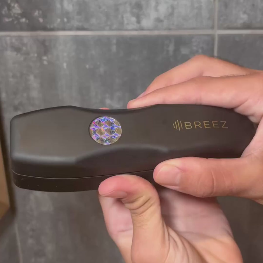 Démonstration de la micro-infusion BREEZ : passage du dermaroller puis application du sérum de croissance capillaire